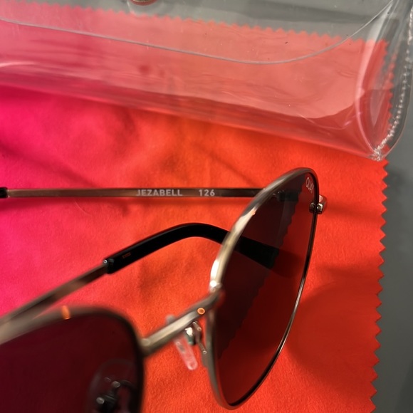 Quay Jezabell Sunglasses - Picture 2 of 2